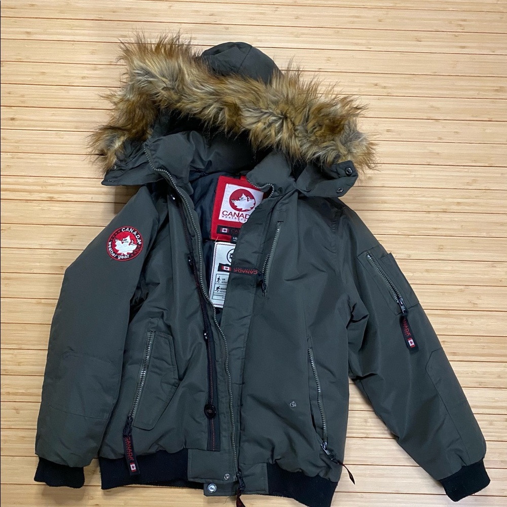Canada Weather Gear jacket
Polyester nylon construction
Faux fur trim at hood.